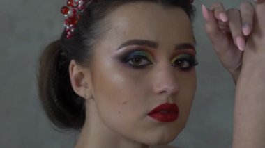 Kameraya bakan güzel esmer kadının Yavaş Çekim Portresi.