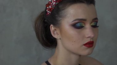 Slow Motion Portresi. Yakın plan. İç çamaşırlı bir kız.