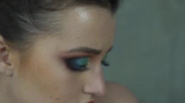 Slow Motion Çekici ve güzel seksi kız poz veriyor