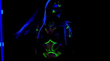 Saçları örgülü saldırgan Avatar Savaşçısı Amazon.