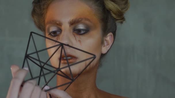 Slow Motion Ung Kvinna Med Kreativ Makeup Och Frisyr — Stockvideo