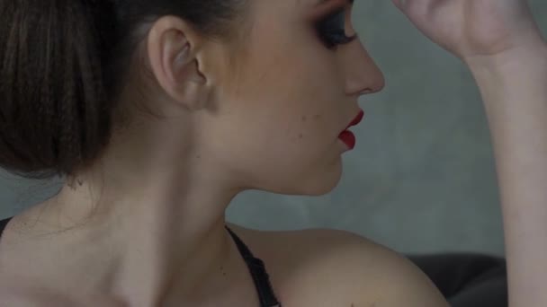 Modelo Moda Con Maquillaje Ahumado — Vídeos de Stock