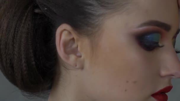 Volto Una Bella Ragazza Con Gli Occhi Fumosi Trucco Posa — Video Stock