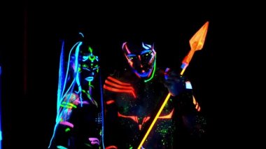 Saçları örgülü saldırgan Avatar Savaşçısı Amazon.