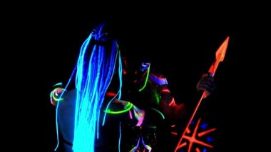 Saçları örgülü saldırgan Avatar Savaşçısı Amazon.