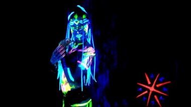 Saçları örgülü saldırgan Avatar Savaşçısı Amazon.