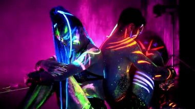 Saçları örgülü saldırgan Avatar Savaşçısı Amazon.