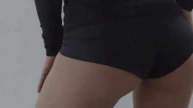 Mükemmel seksi kalça elleri ile kadın sırt silueti Closeup resim