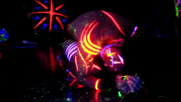 Яскраве Флуоресцентне Мистецтво Тіла Світиться Темряві Етнічні Відбитки Голій Шкірі — стокове відео