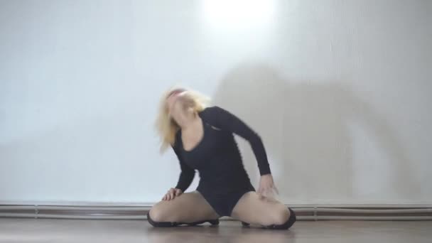 Красива Блондинка Танцює — стокове відео