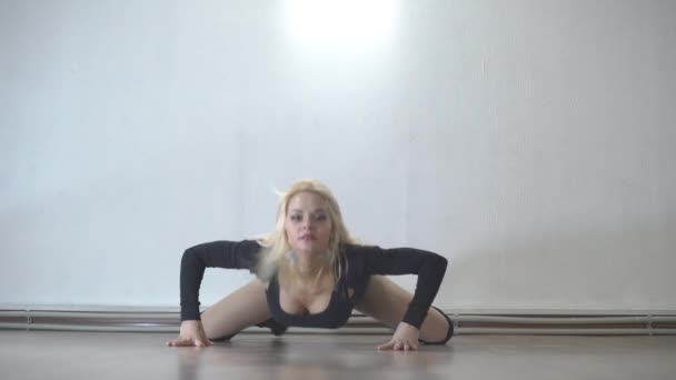 Mooi Meisje Dansen Bodysuits Lingerie Studio — Stockvideo
