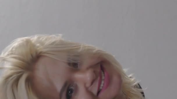 Pomalý Pohyb Blondýny Úsměvem Dívka Detailní Tvář — Stock video