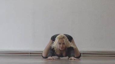 Slow Motion Stüdyodaki zarif bayan modelin duygusal yüzü.