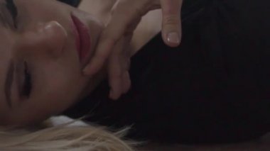 Slow Motion Seksi genç kadın pozu