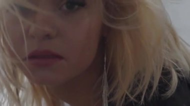 Yavaş Çekim Şirin Kadın portresi