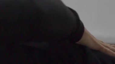 Slow Motion Seksi Modeli. Samimi anlar yaşıyor, kendine dokunuyor..