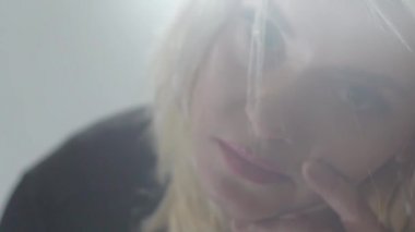 Yavaş Çekim Yakın Çekim Kısa Saç Tarzı ile Sert Seksi 'nin Portresi