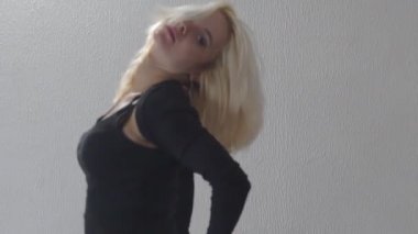 Slow Motion, siyah elbiseli güzel kız stüdyoda dans ediyor.