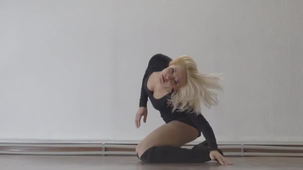 Beautiful Woman Dancer Black Bodysuit Gracefully Dancing — Vídeo de stock