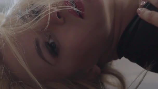 Slow Motion Portret Van Een Mooie Sensuele Vrouw — Stockvideo