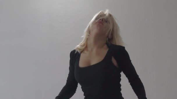 Танцовщица Slow Motion Чёрном Костюме — стоковое видео