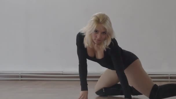 Beautiful Slender Girl Gymnast Black Bodysuit Dance — Vídeo de stock