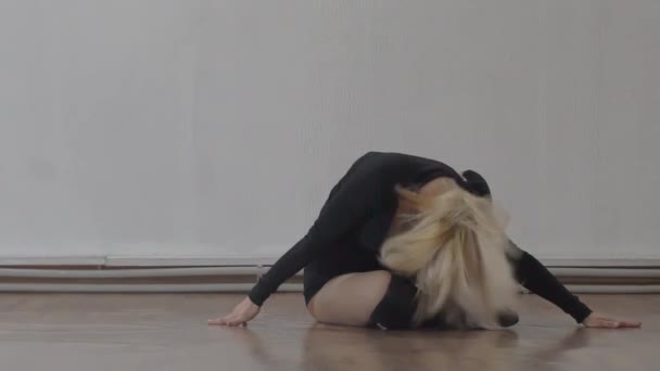 Slow Motion Девочка Подросток Блондинка Черном Костюме Танцует — стоковое видео