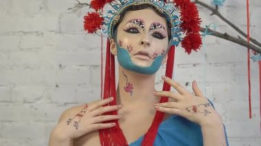 Slow Motion genç, kimonolu güzel geyşa ve sakura