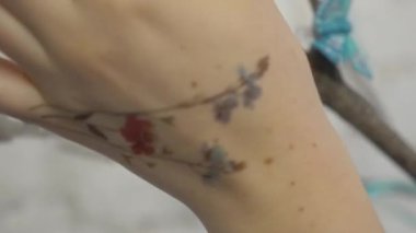 Kızın elleri: Kelebekleri dalla süslemek