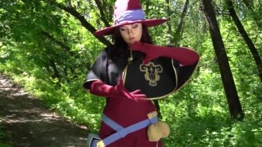 Slow Motion şapkalı güzel cadı büyü yapıyor