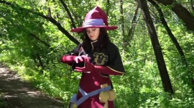 Slow Motion Cadılar Bayramı konsepti - bordo şapkalı genç cadı 