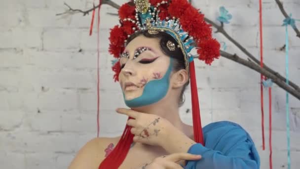 Mujer Maquillaje Geisha Kimono Tradicional Japonés Estudio Cubierta — Vídeo de stock