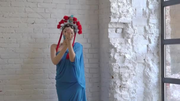 Αργή Κίνηση Νεαρή Γυναίκα Που Φοράει Κιμονό — Αρχείο Βίντεο