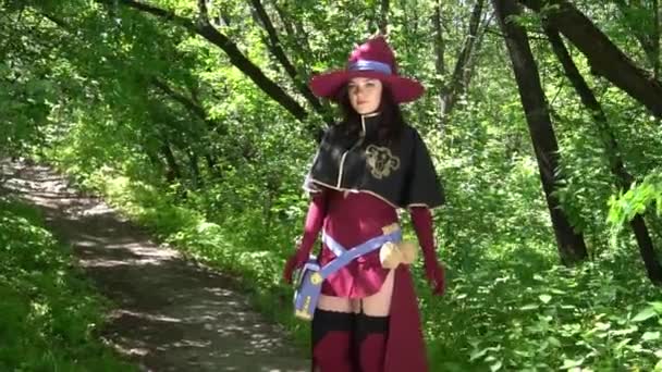 Hübsche Junge Brünette Frau Als Fee Mit Zauberstab Cosplay Charakter — Stockvideo