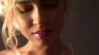 Yavaş çekim kafasında çiçek çelengi olan güzel model..