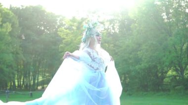 Slow Motion. Mavi ipekli güzel kadın. Sihirli yaz ormanı. 