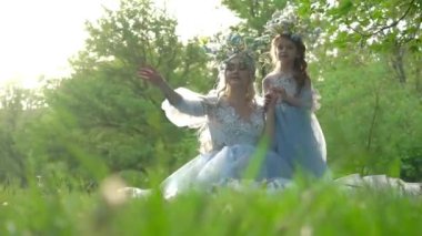 Anne, kız, kraliçe ve prenses uzun bir elbise giyerler. 