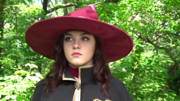 Cadı Şapkalı Kızın Cadılar Bayramı Portresi Doğada Kameraya Gülümsüyor — Stok video