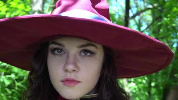 绿林中年轻貌美的女巫形象 — 图库视频影像