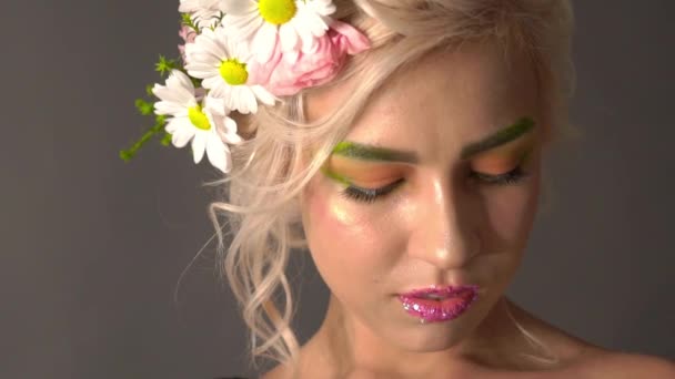 Повільний Рух Красива Дівчина Квітами Волоссі Весна — стокове відео