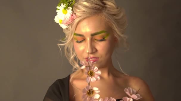 Slow Motion Portrait Young Beautiful Woman Wearing Wreath — Stockvideo