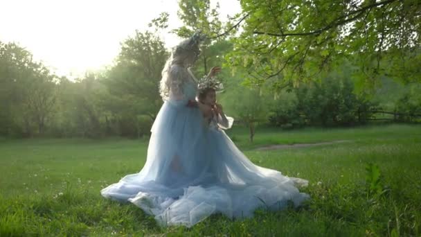 Beautiful Happy Mum Daughter Wreaths Head Summer — Vídeo de stock