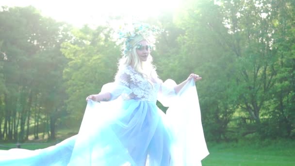 Повільний Рух Казкова Принцеса Світлому Літньому Блакитному Бірюзовому Платті — стокове відео