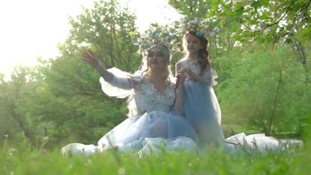 Beautiful Mother Daughter Elegant Airy Blue Dresses Sit Grass — Vídeo de Stock