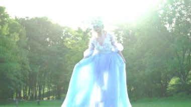 Slow Motion. Uzun pembe elbiseli güzel, zayıf kadın..