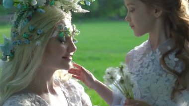 Slow Motion Young anne kucağı kızı. Parkta aile tatili.. 