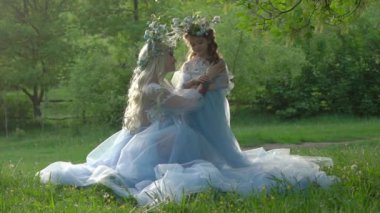 Slow Motion Prensesler uzun ve lüks elbiseler giyiyorlar.