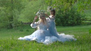 Slow Motion. Uzun trenli, lüks elbiseli iki güzel prenses kız..