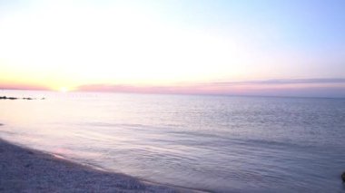 Sakin Deniz ve Mavi Gökyüzü Arkaplanı.