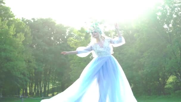 Panie Luksusowe Bujne Długie Sukienki Niezwykłych Wzorów — Wideo stockowe